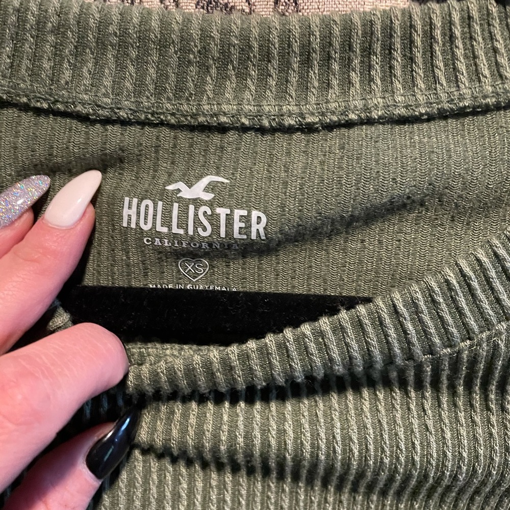 2 hollister crop long sleeve